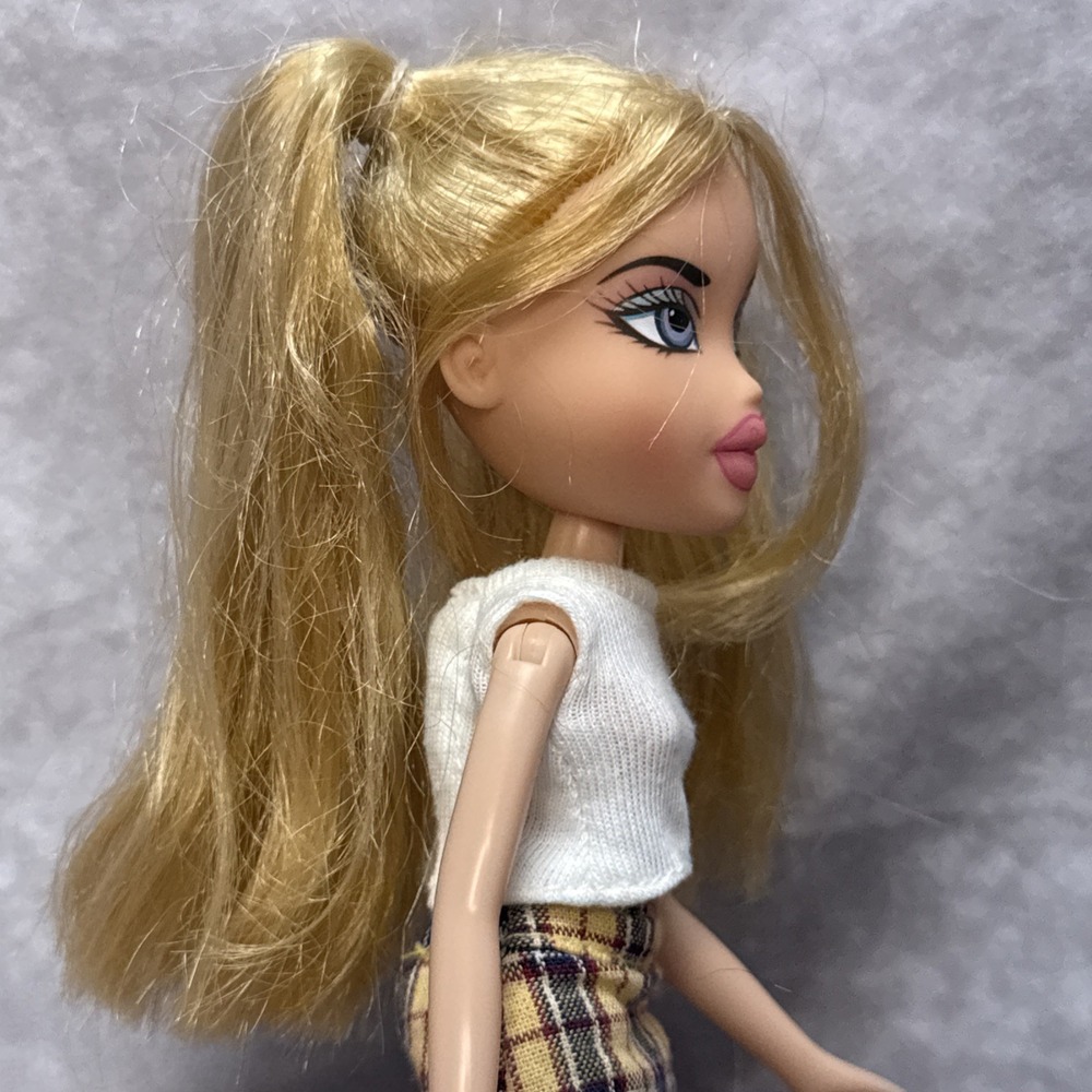 Vintage Bratz Chloe RARE Doll 2001 with Pink Fuzzy Y2K Phone & 2 Silver Brushes - Picture 8 of 16